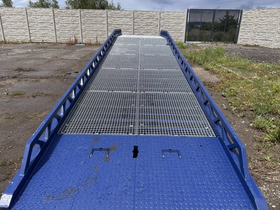 Pohled shora na protiskluzový rošt rampy PIRI-TW-10